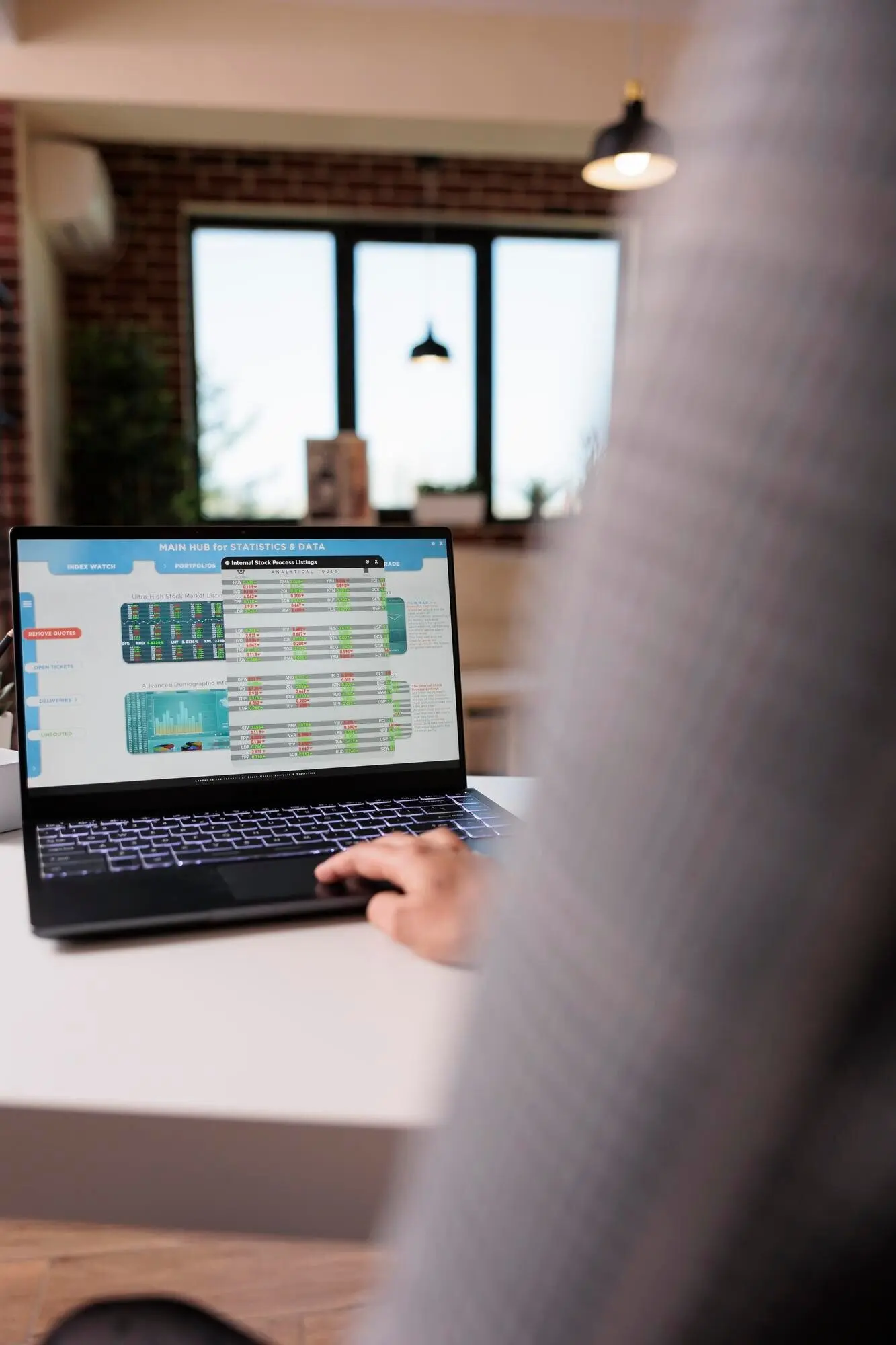 Менеджер по трейдингу работает с диаграммами фондового рынка, отслеживает в реальном времени тренды статистики по прибыли и курсу на рынке Форекс. На ноутбуке анализирует индекс хедж‑фондов для глобальных денежных инвестиций.