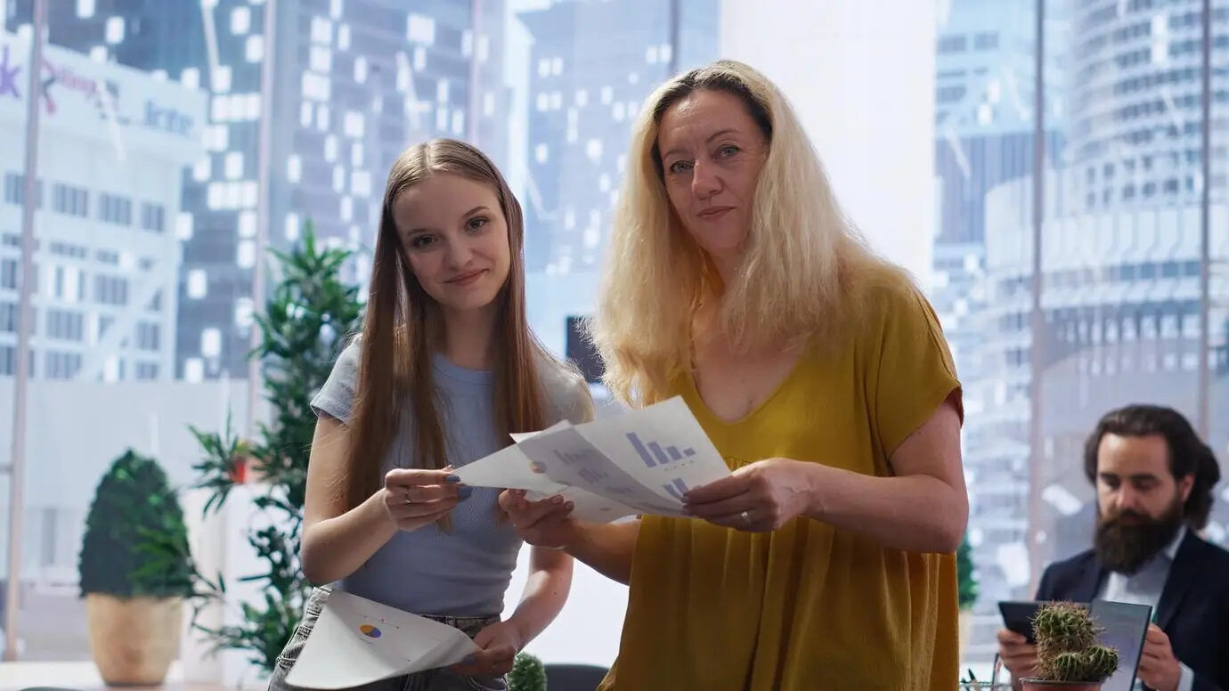 Клиенты рассматривают статистические диаграммы, предоставленные финансовым консультантом.