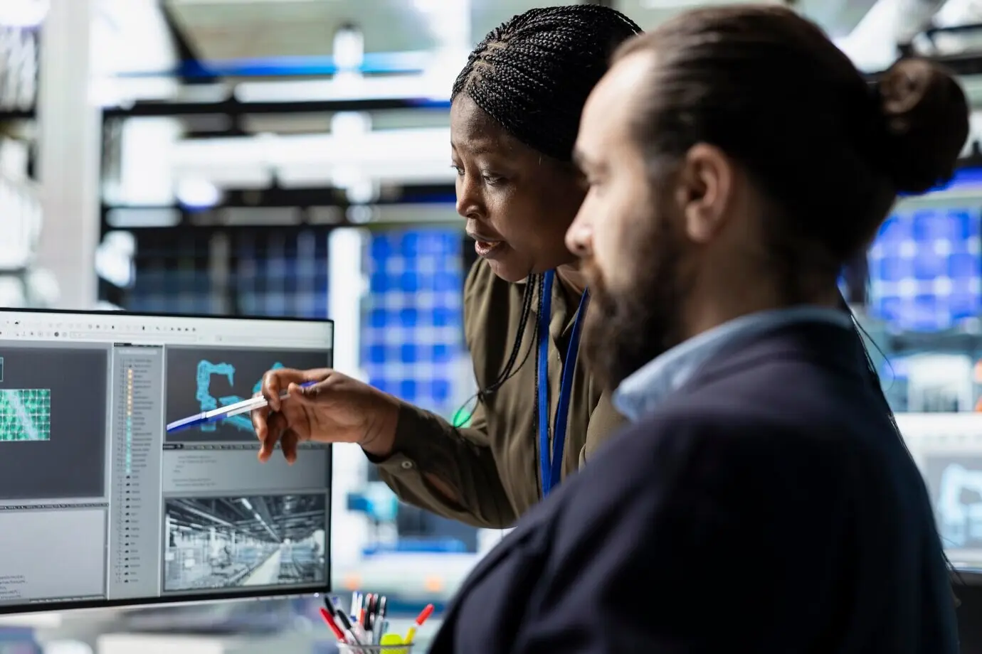 Разные строительные подрядчики и их коллеги проверяют солнечные энергосистемы.