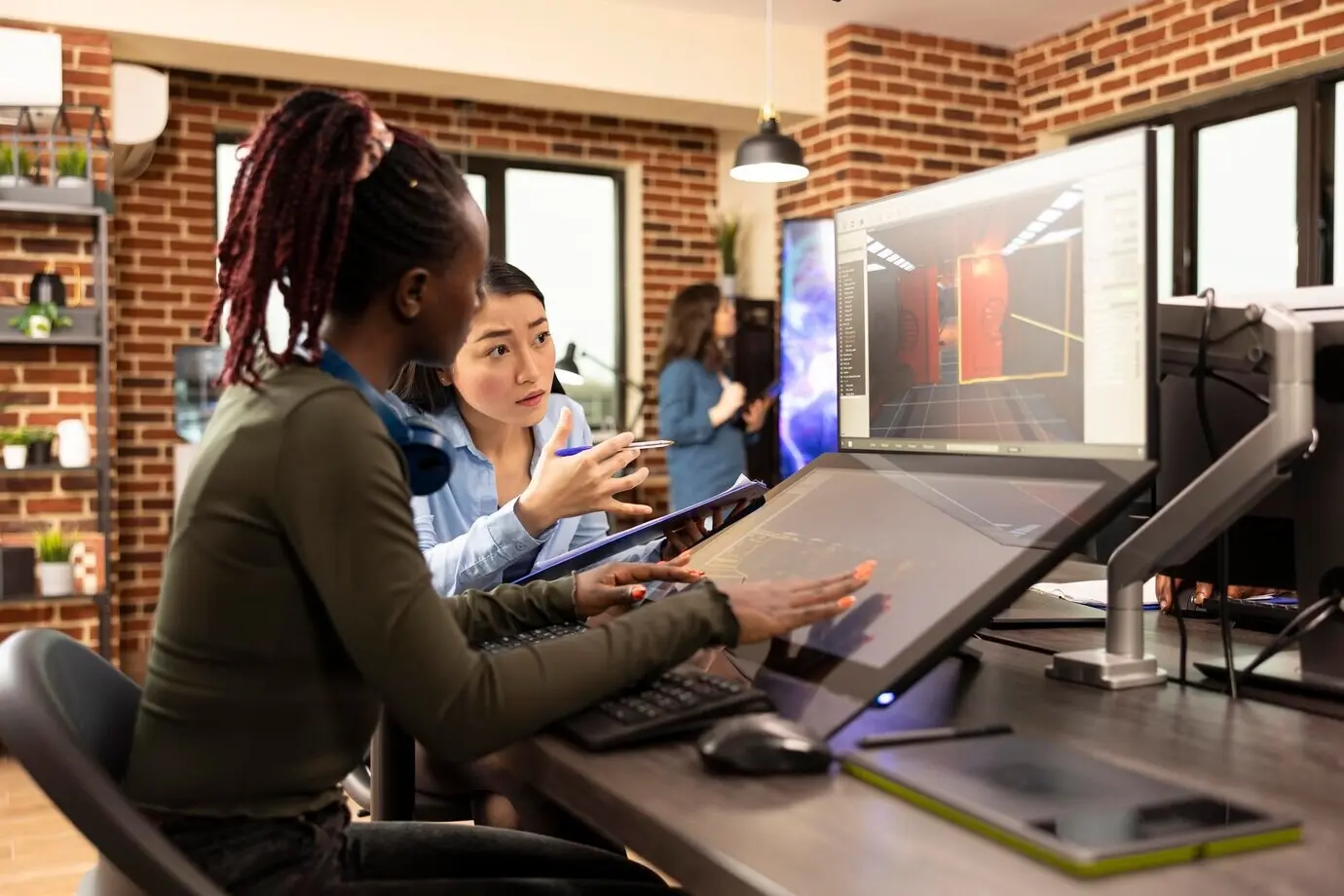 Разные женщины, работающие над графическими дизайнами.