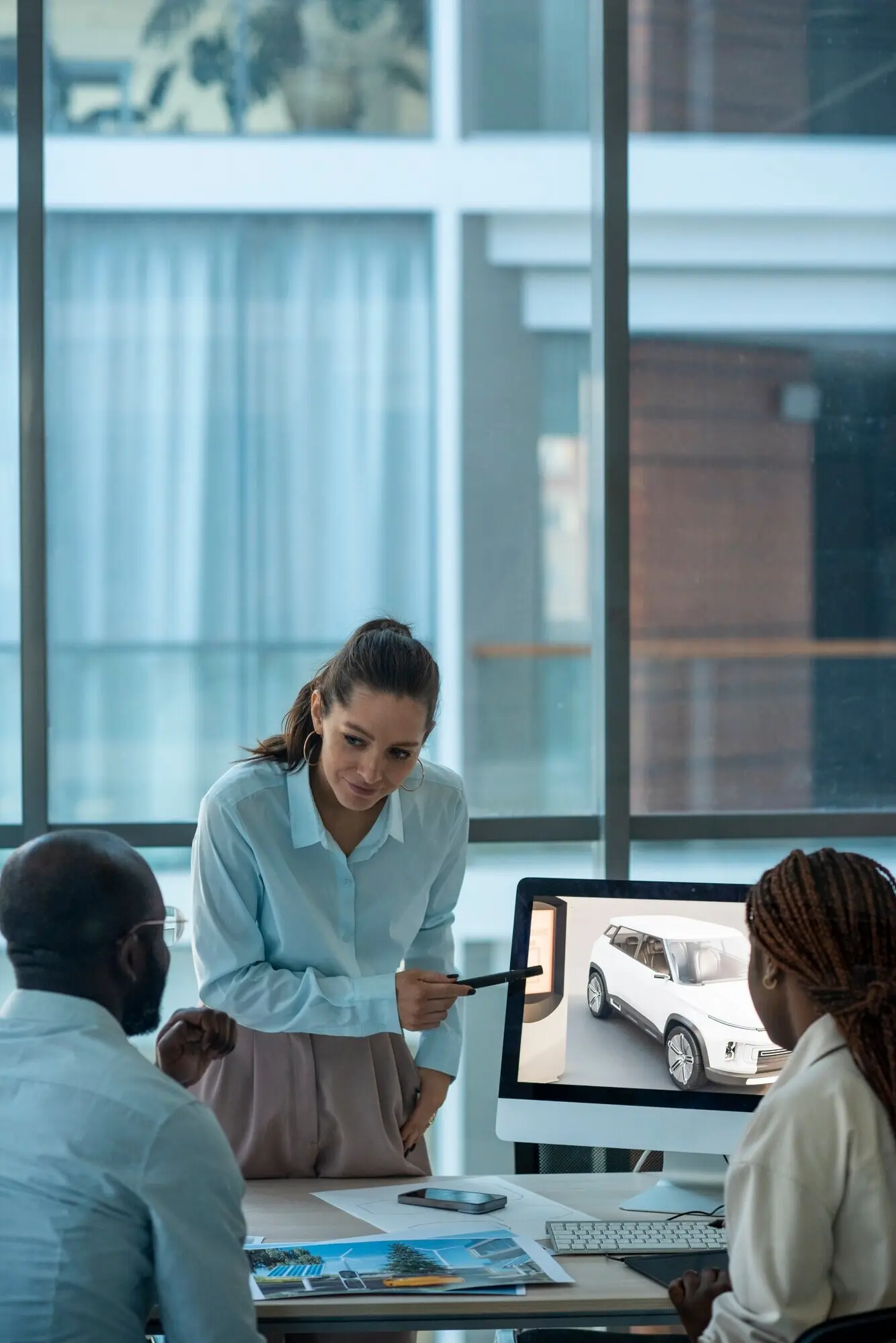 Промышленные дизайнеры работают над трехмерной моделью.