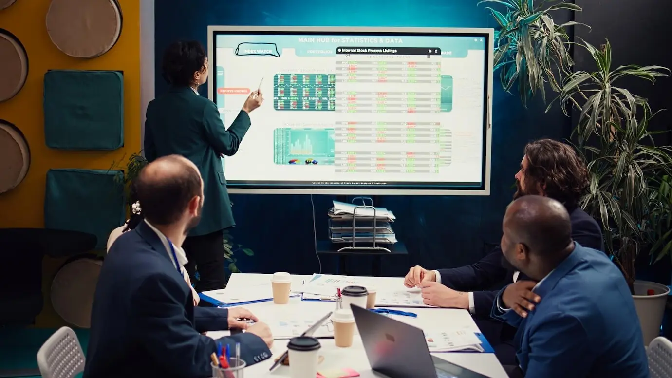 Операционный менеджер формирует стратегии и цели продаж.